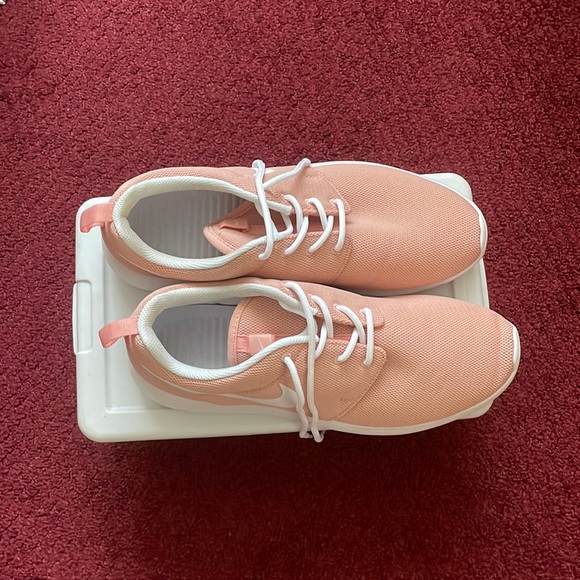 Nike Roshe EUC One Coral Stardust/
White sneakers 💕 - Picture 2 of 10